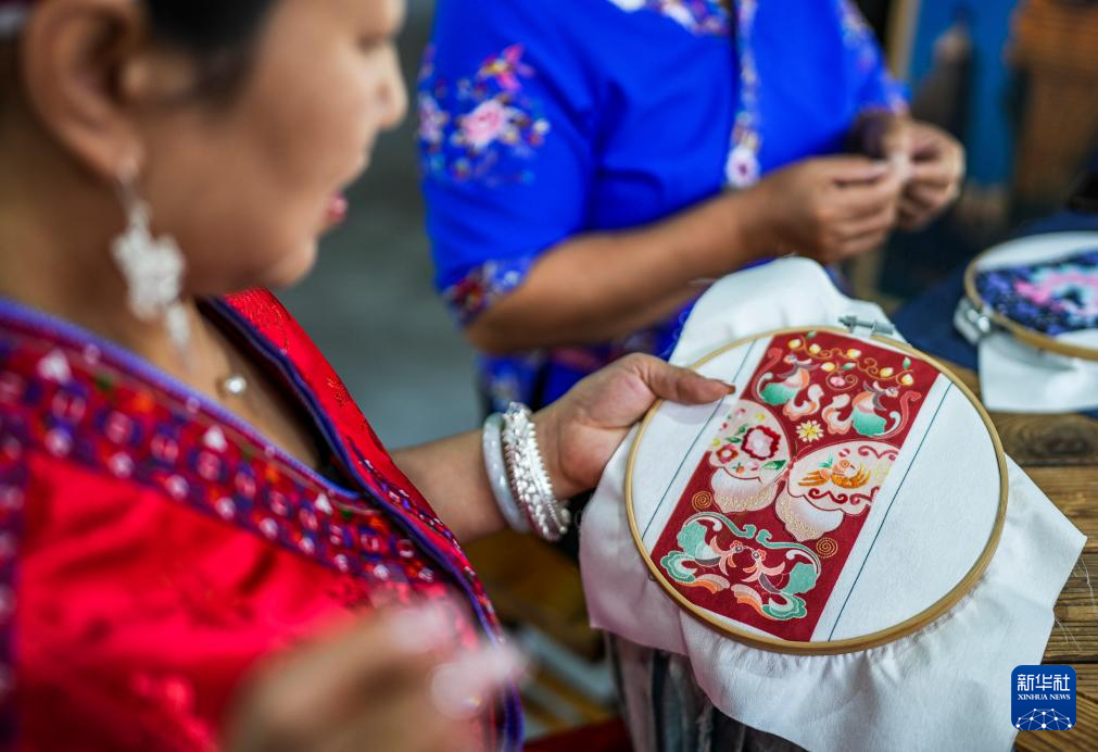 苗族绣娘龙禄颖:巧手绣出锦绣天地