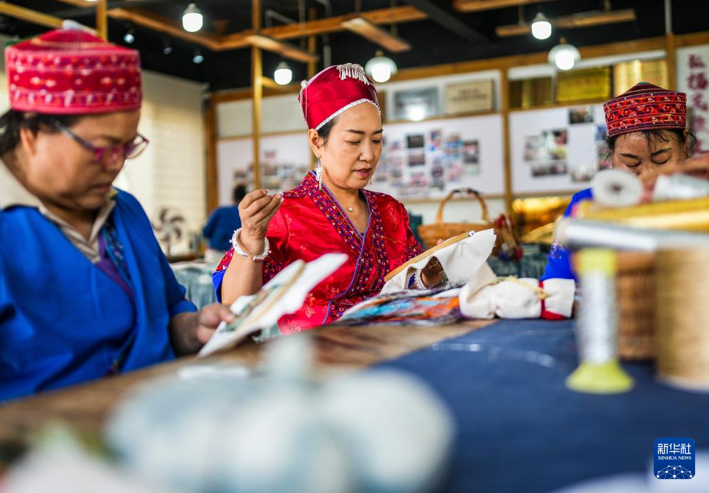 苗族绣娘龙禄颖:巧手绣出锦绣天地