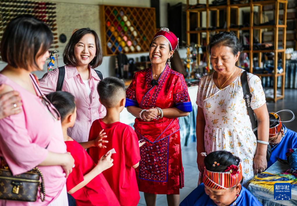 苗族绣娘龙禄颖:巧手绣出锦绣天地