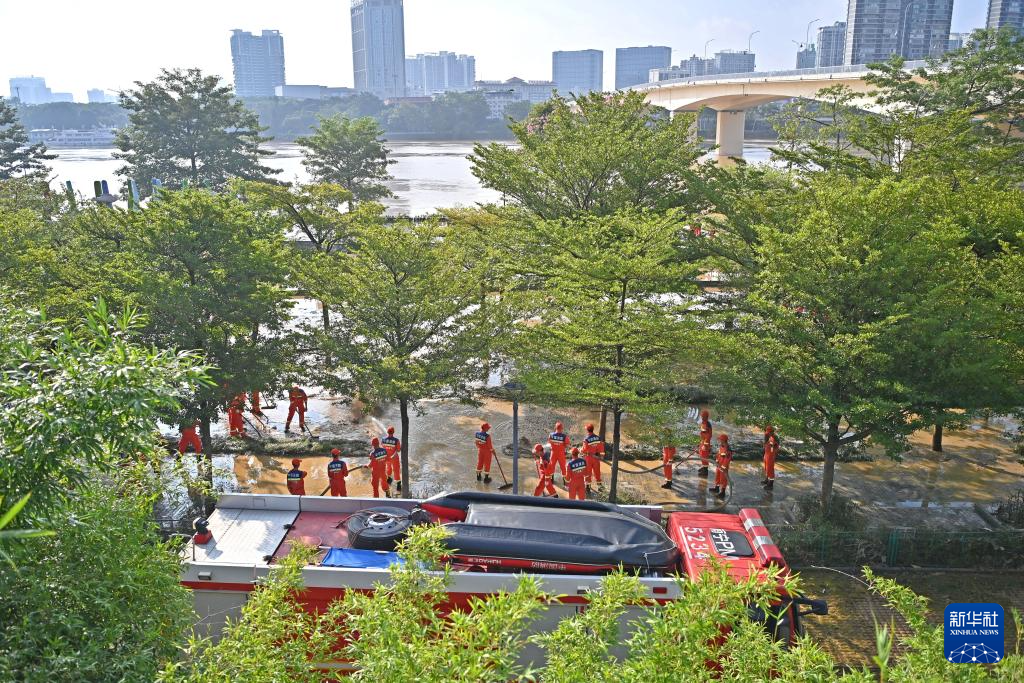 广西南宁:洪水渐退清淤忙