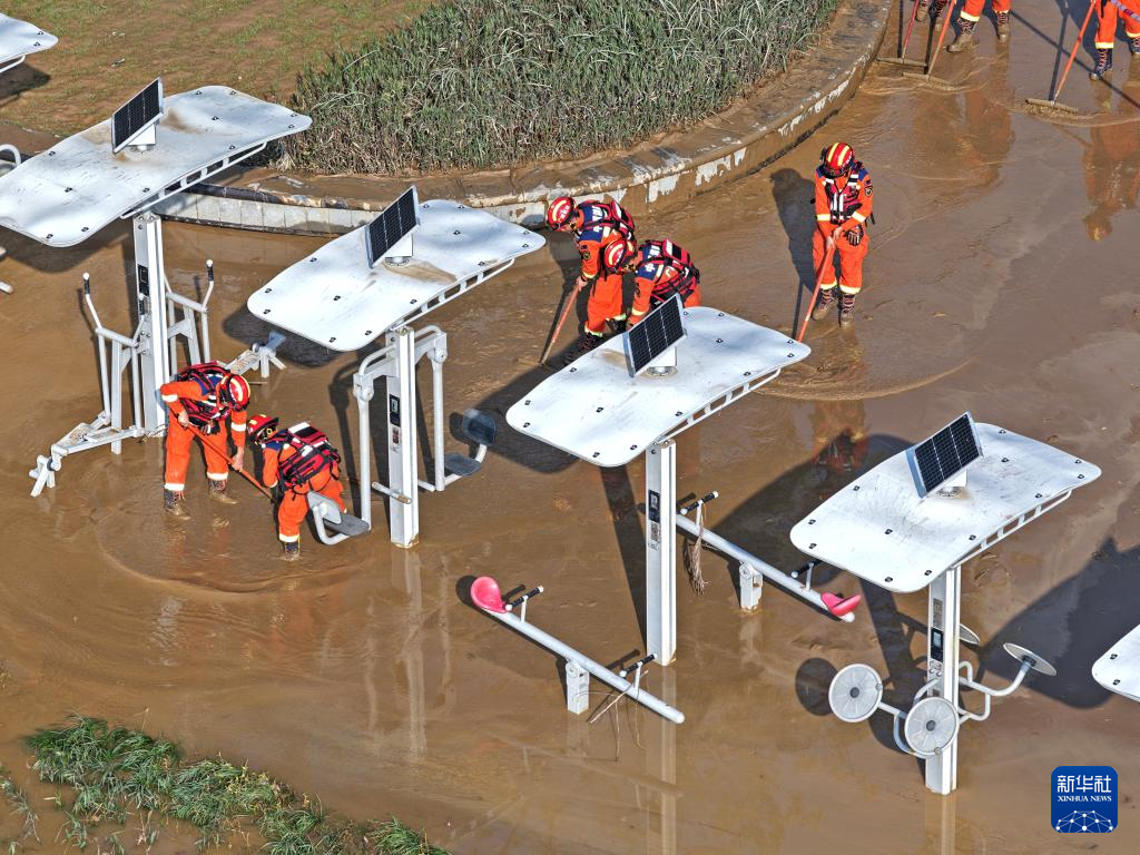 广西南宁:洪水渐退清淤忙