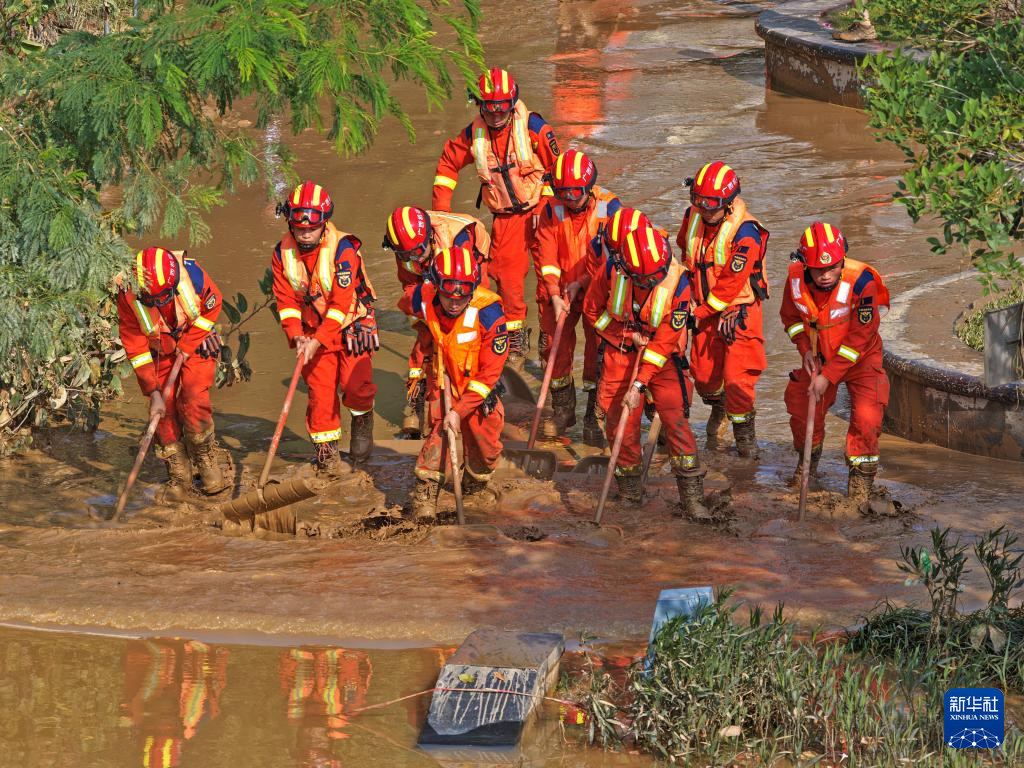 广西南宁:洪水渐退清淤忙