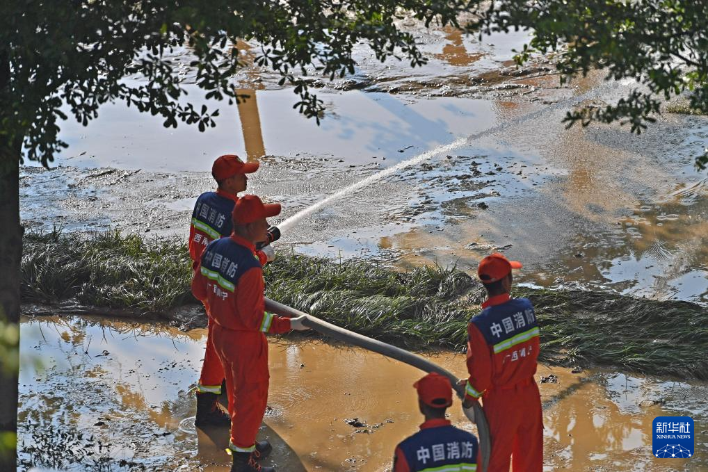 广西南宁:洪水渐退清淤忙