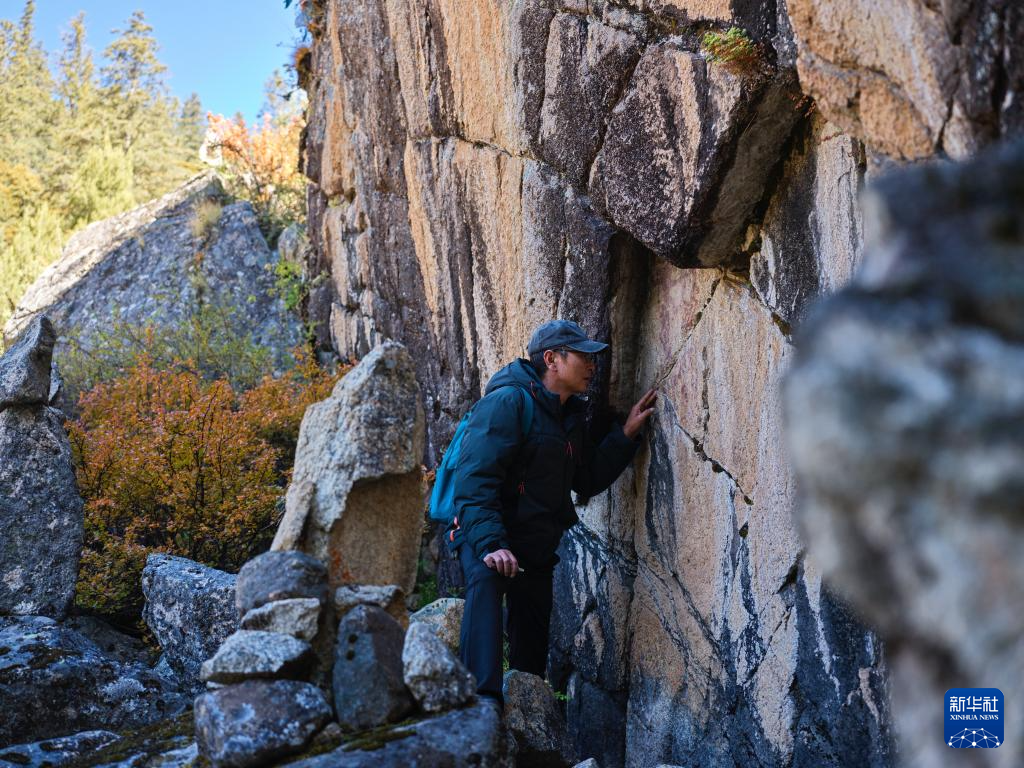 走近甘孜岩画