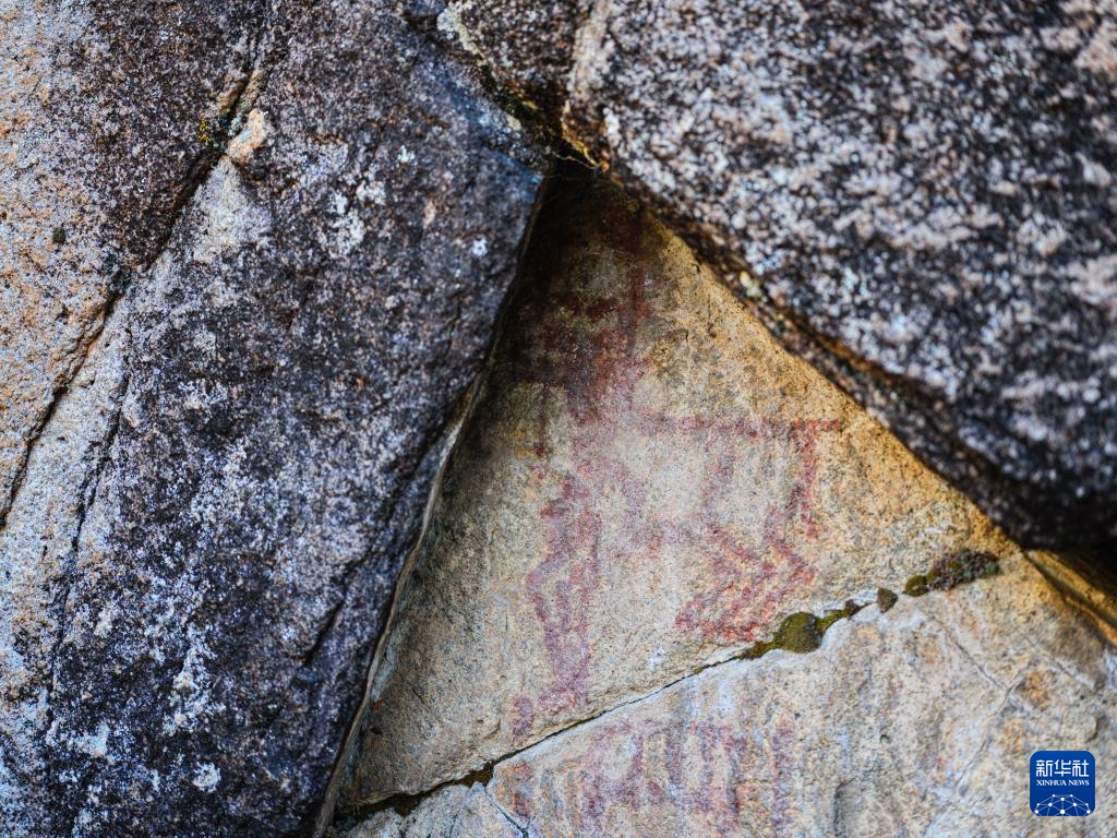 走近甘孜岩画