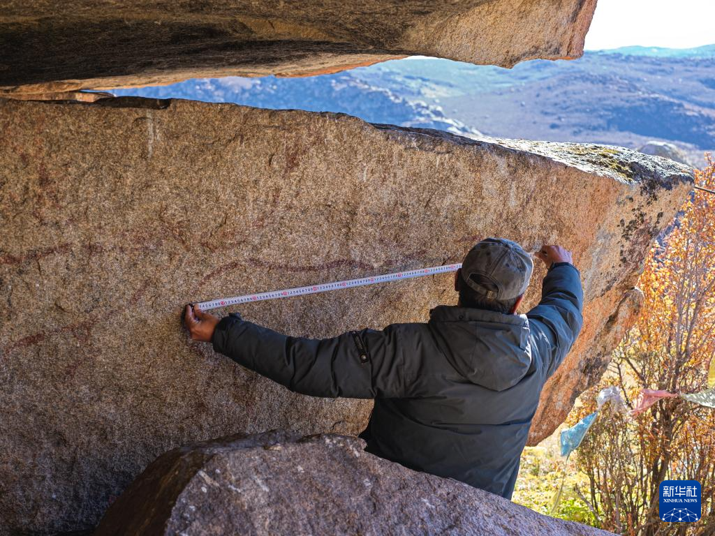 走近甘孜岩画