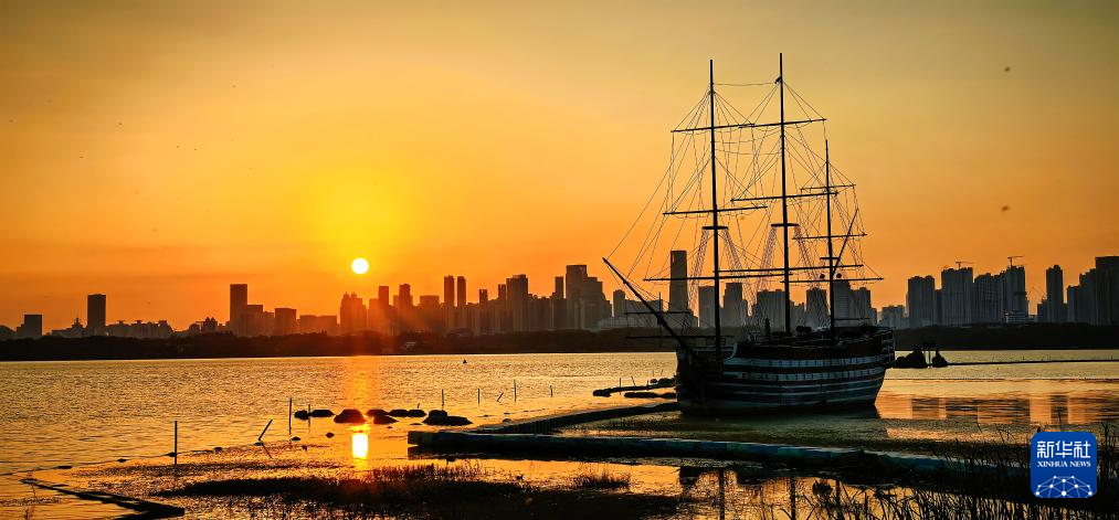 美丽中国丨秋水明落日 流光溢江城
