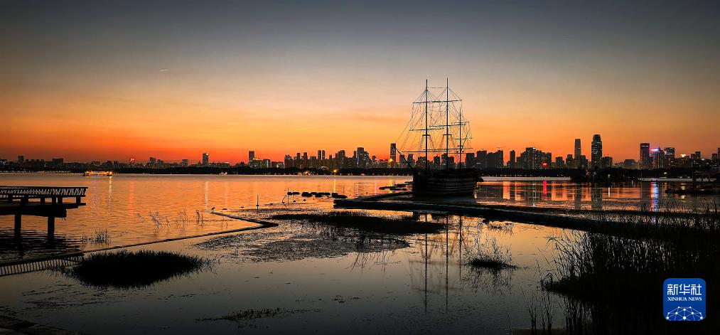 美丽中国丨秋水明落日 流光溢江城