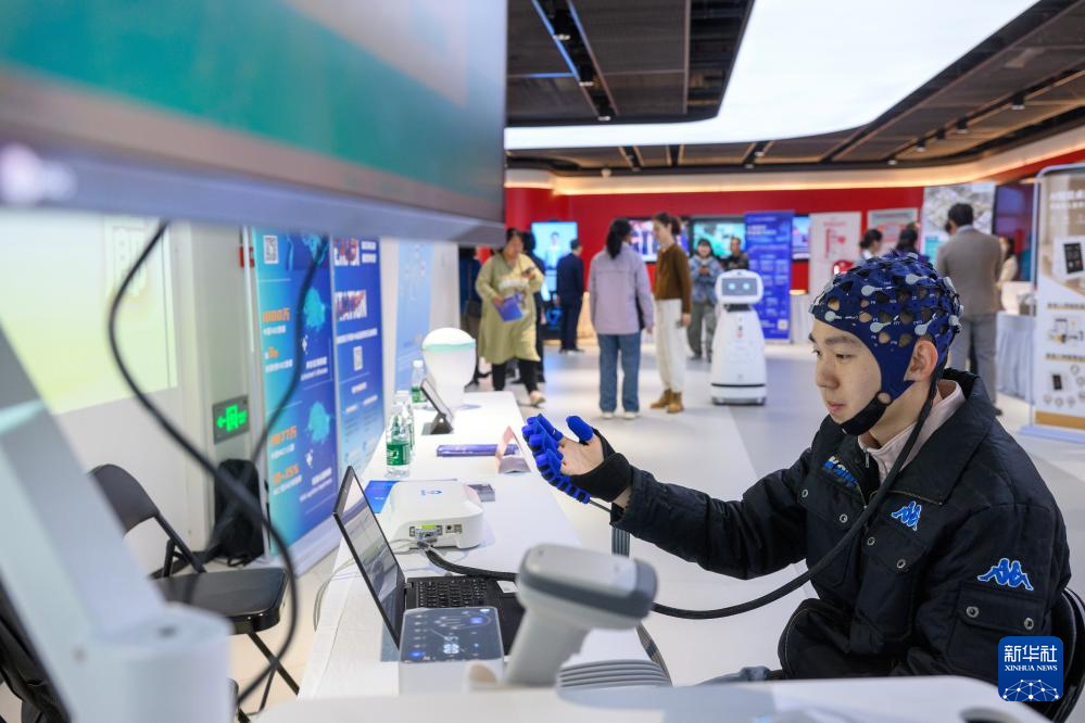 科技点亮“敬老月”