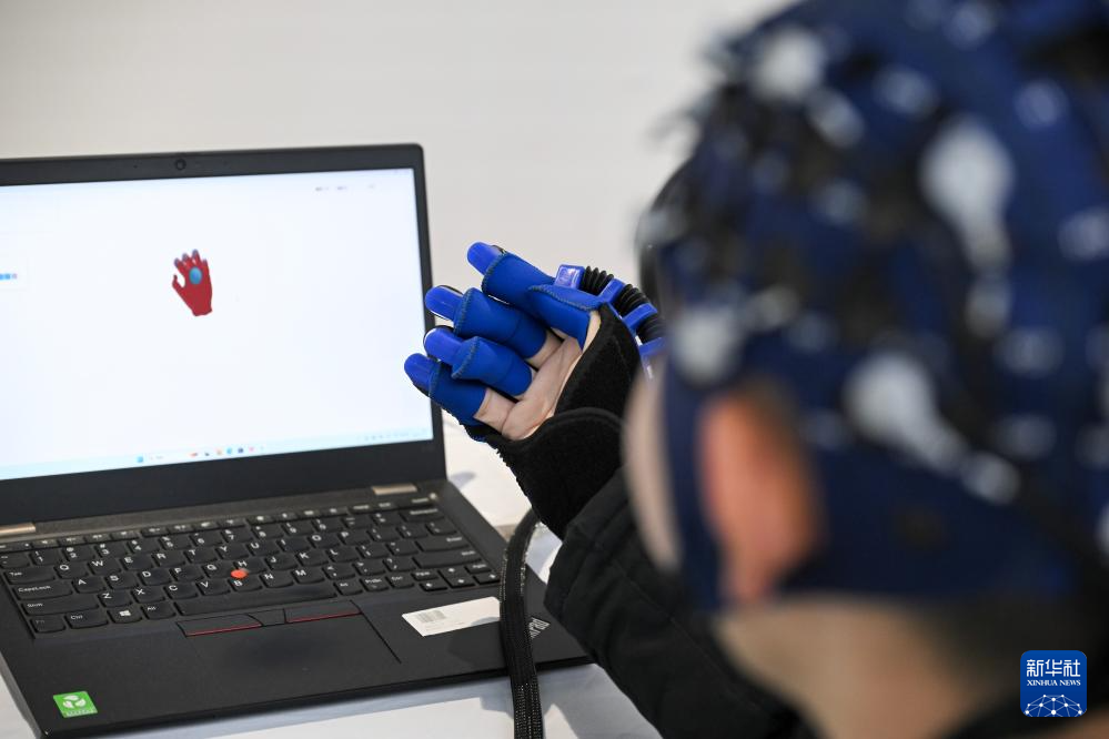 科技点亮“敬老月”