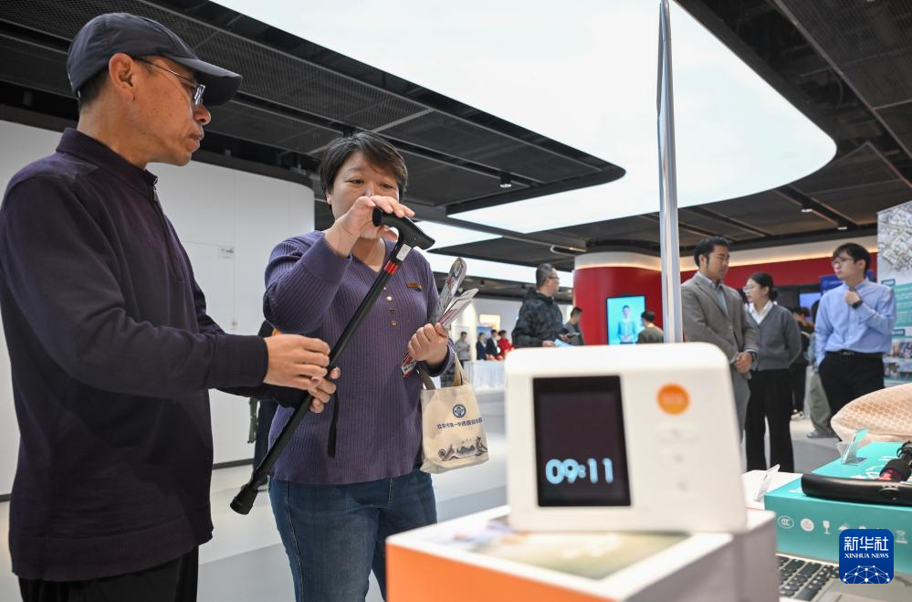 科技点亮“敬老月”