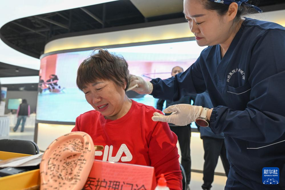 科技点亮“敬老月”