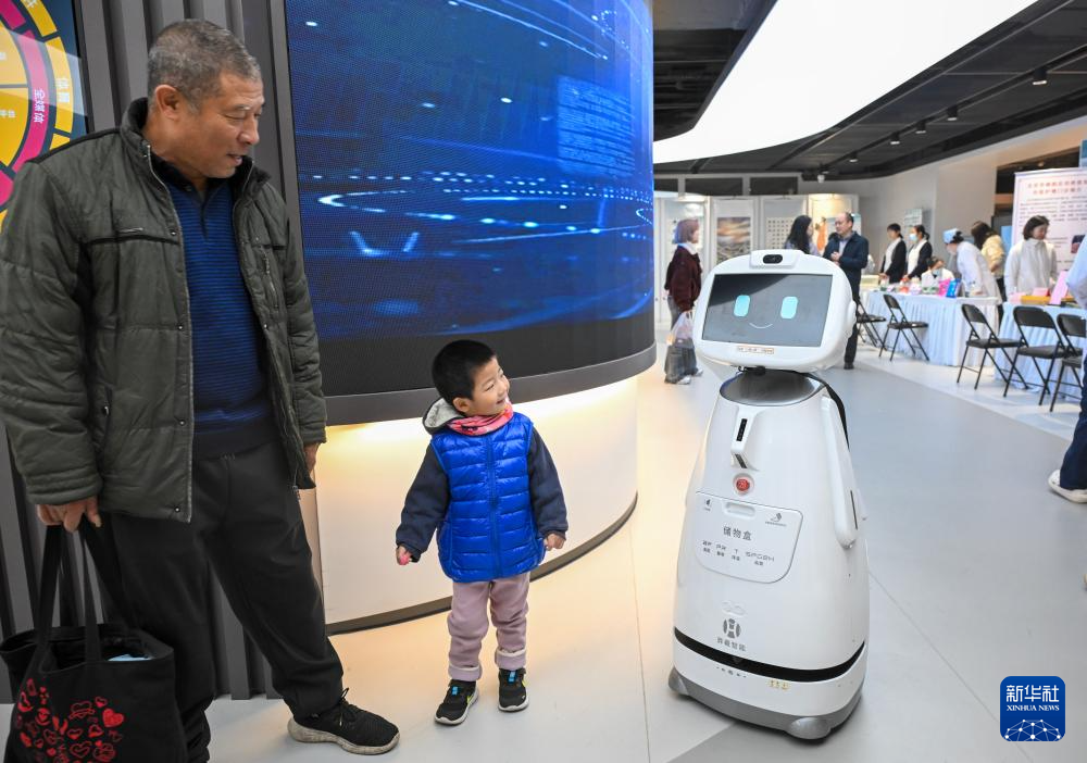 科技点亮“敬老月”