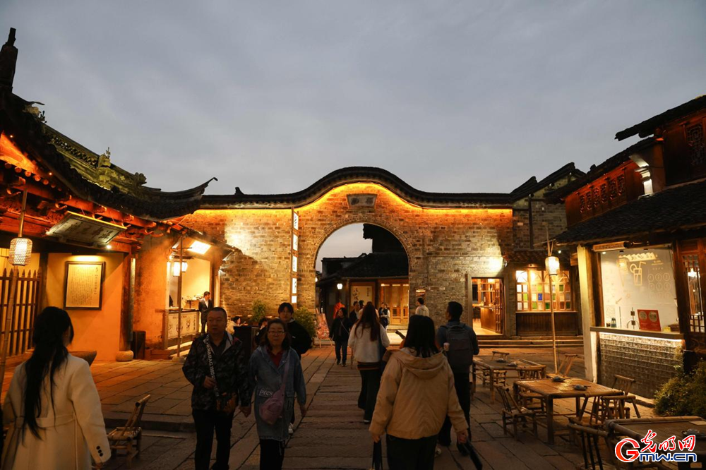 【乌镇视窗】乌镇峰会启幕在即,乌镇夜景点亮数字星河 【乌镇视窗】乌镇峰会启幕在即,乌镇夜景点亮数字星河