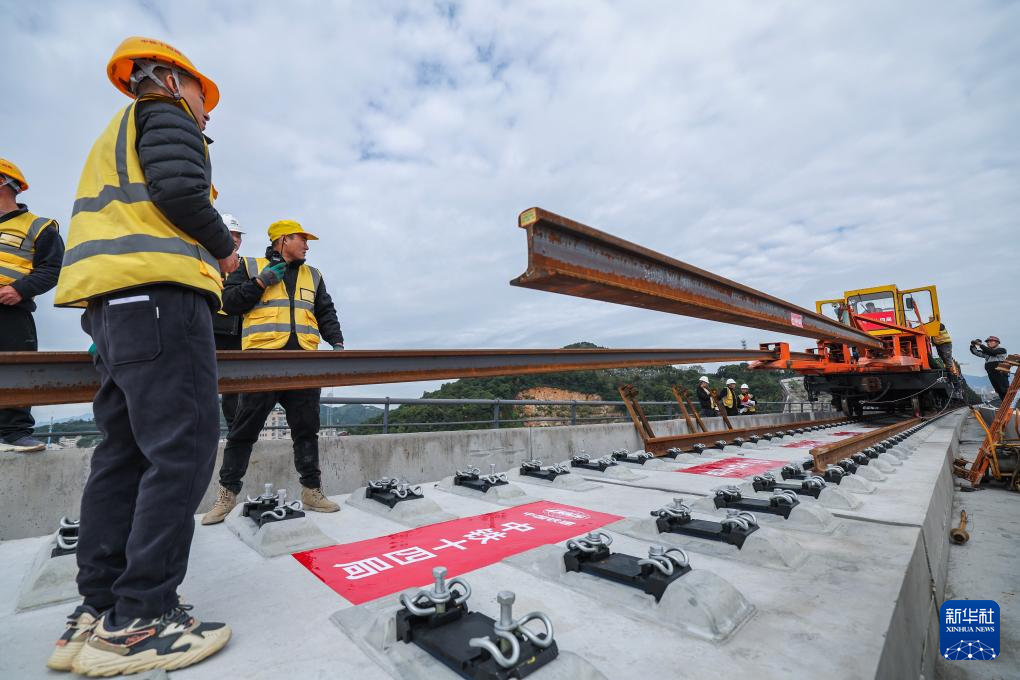 杭台高铁温玉段开始铺轨