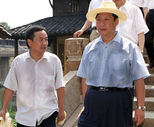 学习·故事丨这个千年古镇 习近平“刮目相看” 2005年8月3日,习近平在浙江嘉兴桐乡市乌镇调研古镇保护工作。资料图片