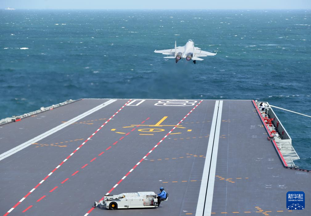 海军福建舰开展入列后首次海上实兵训练