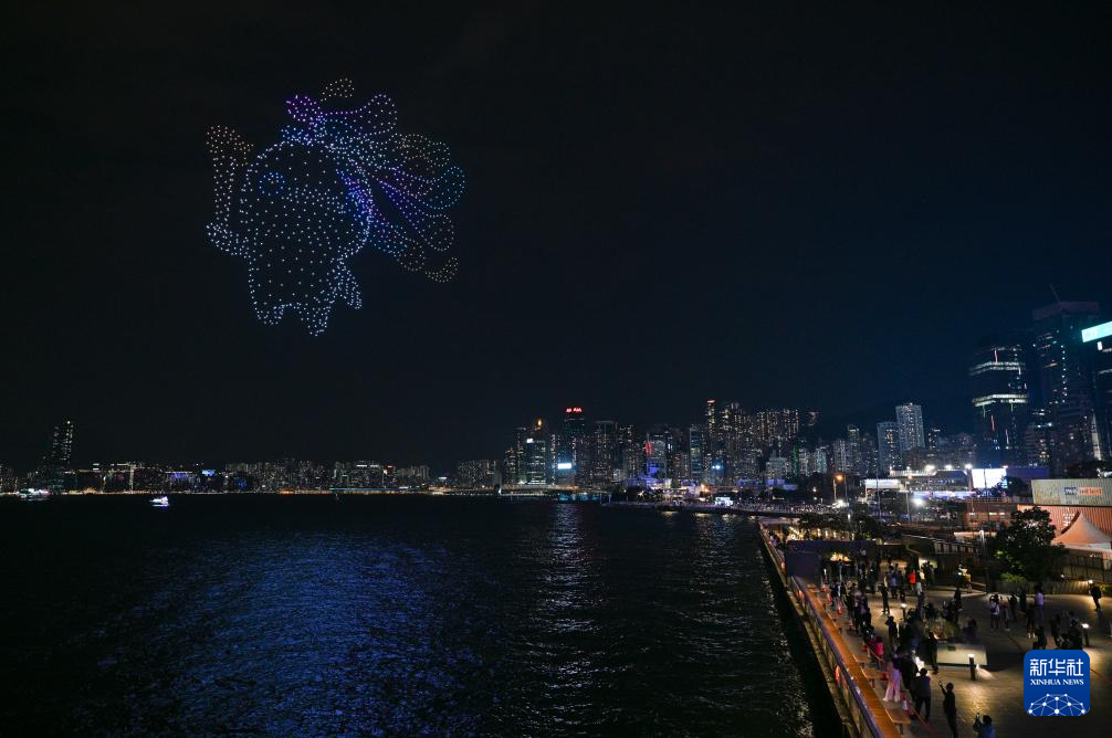 香港举行“体育力量 闪耀香江”大型无人机表演
