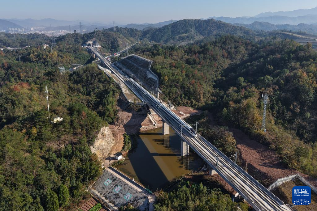 浙江：杭衢高铁开始试运行