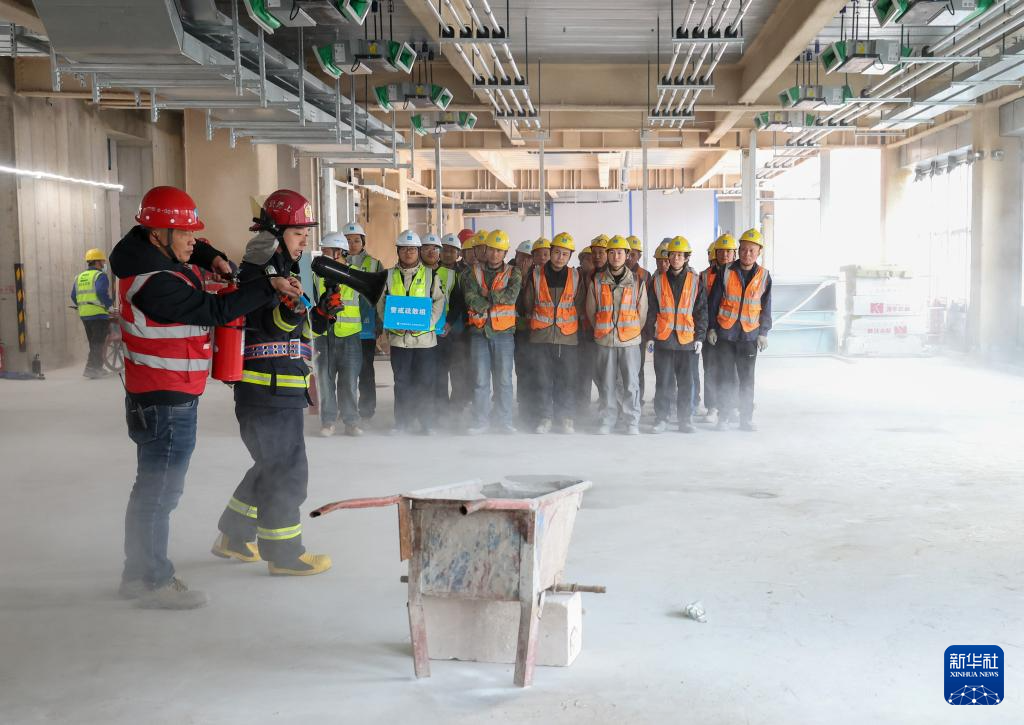 上海开展高层建筑灭火救援实战演练