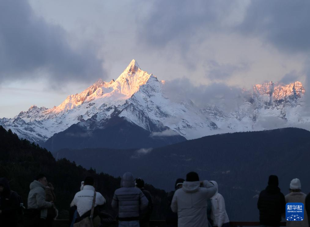 云南梅里雪山“日照金山”