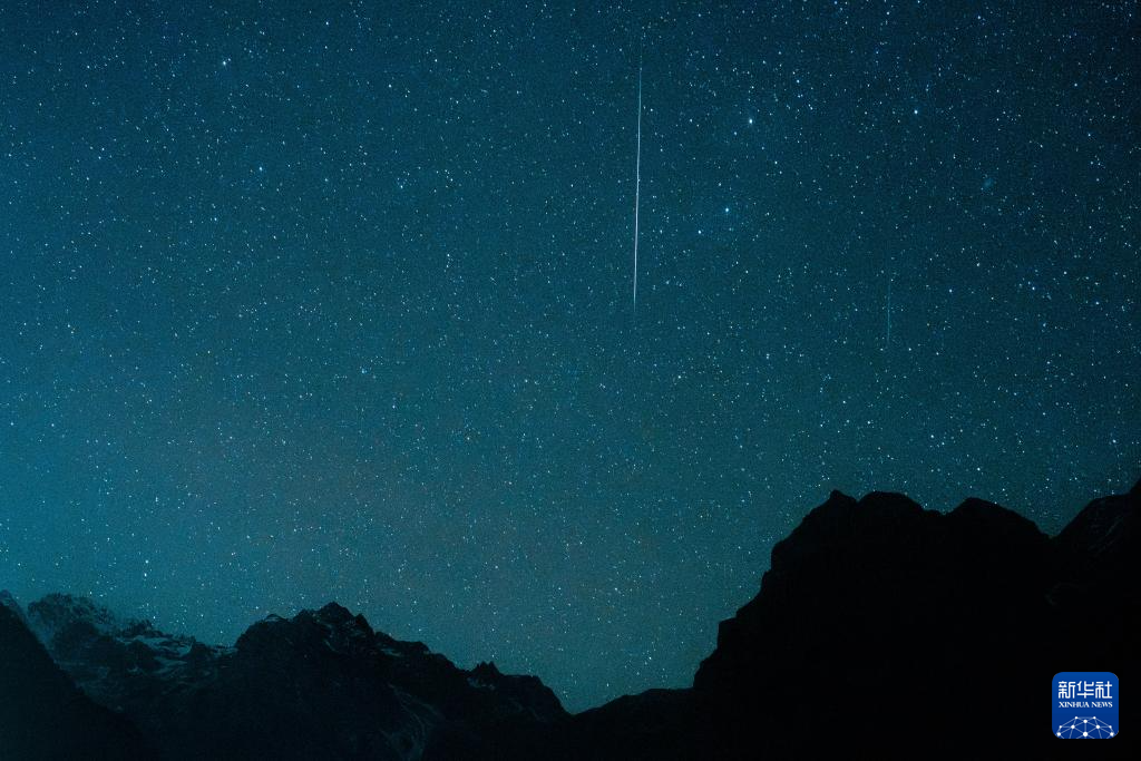 双子座流星雨闪耀夜空