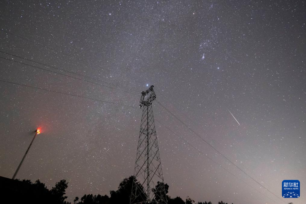 双子座流星雨闪耀夜空