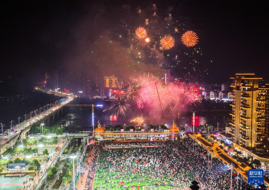 第四届贵州“村超”开幕 “村晚”热闹非凡