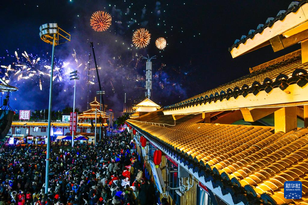 第四届贵州“村超”开幕 “村晚”热闹非凡