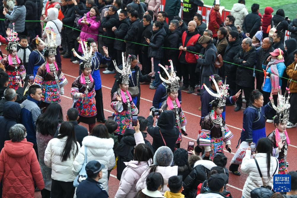 第四届贵州“村超”开幕 “村晚”热闹非凡