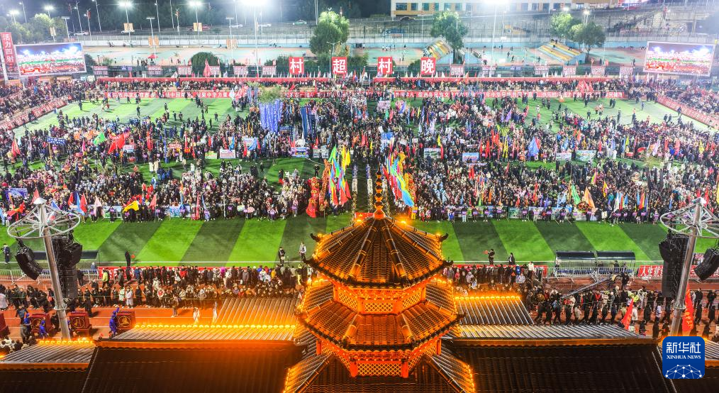 第四届贵州“村超”开幕 “村晚”热闹非凡