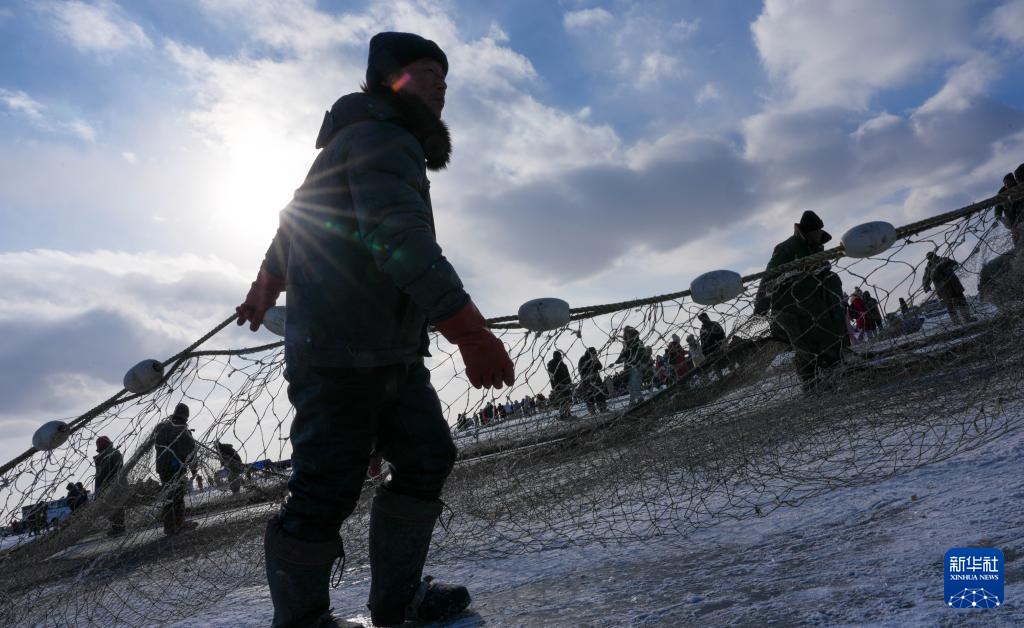 冰湖腾鱼 在查干湖感受冬捕魅力