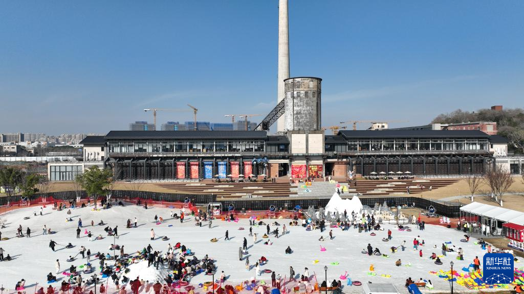杭州:老工业遗存化身冰雪世界