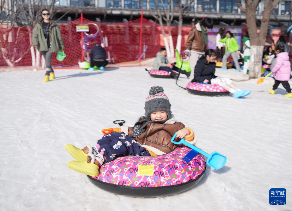 杭州:老工业遗存化身冰雪世界
