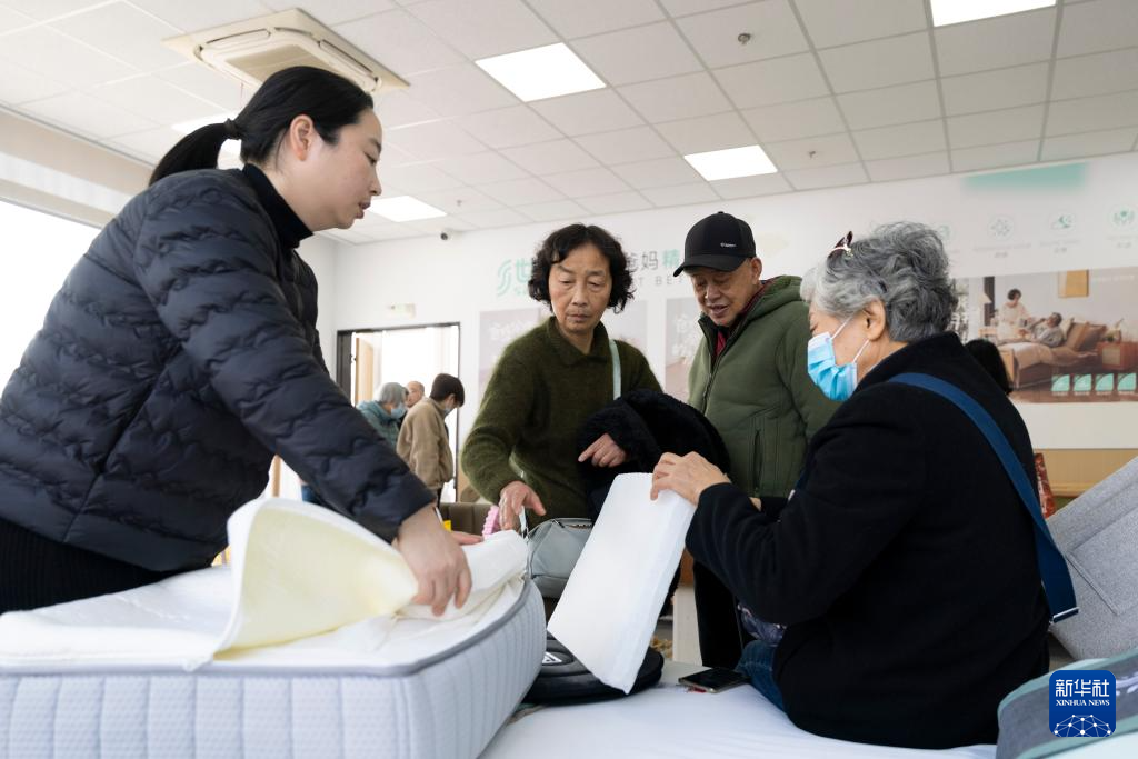 探访上海首家银发商店 感受银发经济新活力