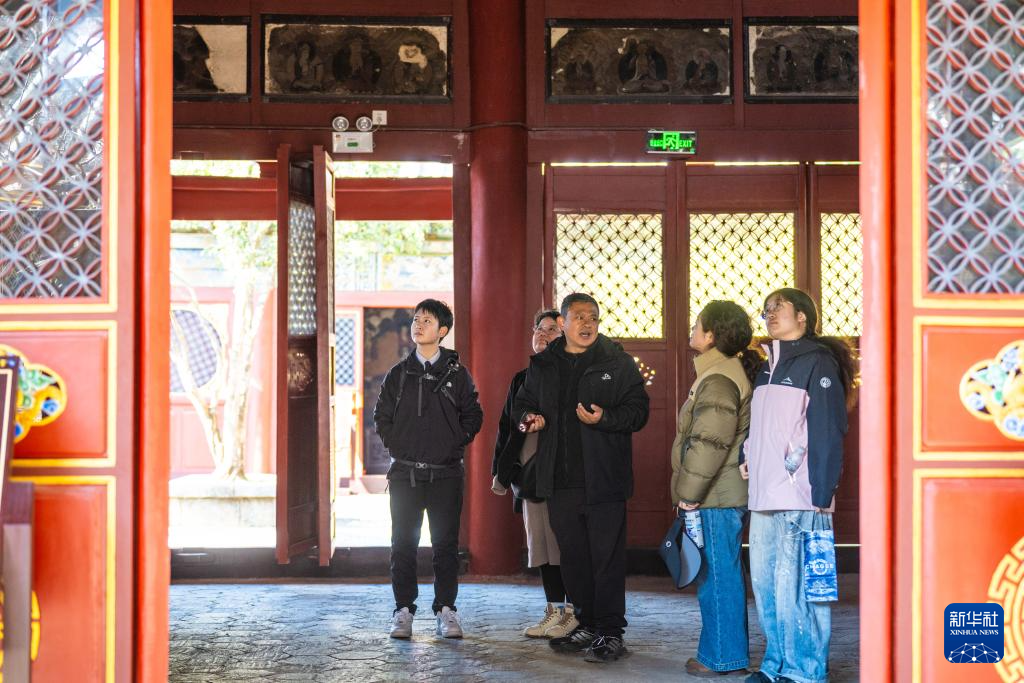 文化中国行·守宝人丨在玉龙雪山脚下守壁画