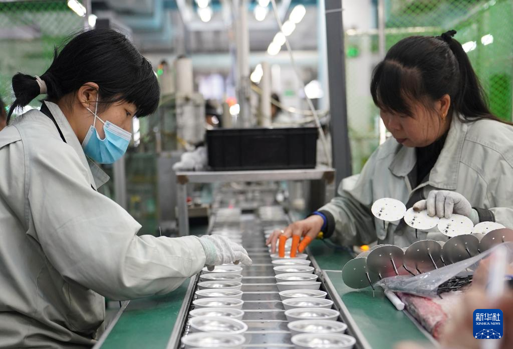 江西瑞金:生产LED光源“照亮”世界