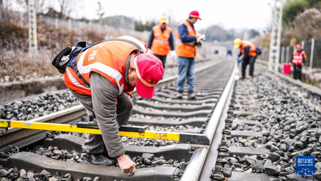 贵州六盘水:线路巡检保通畅