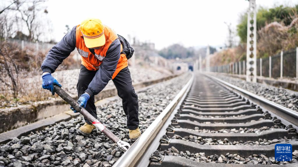贵州六盘水:线路巡检保通畅