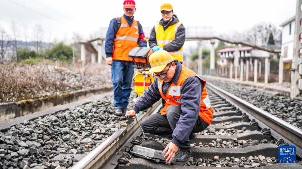 贵州六盘水:线路巡检保通畅