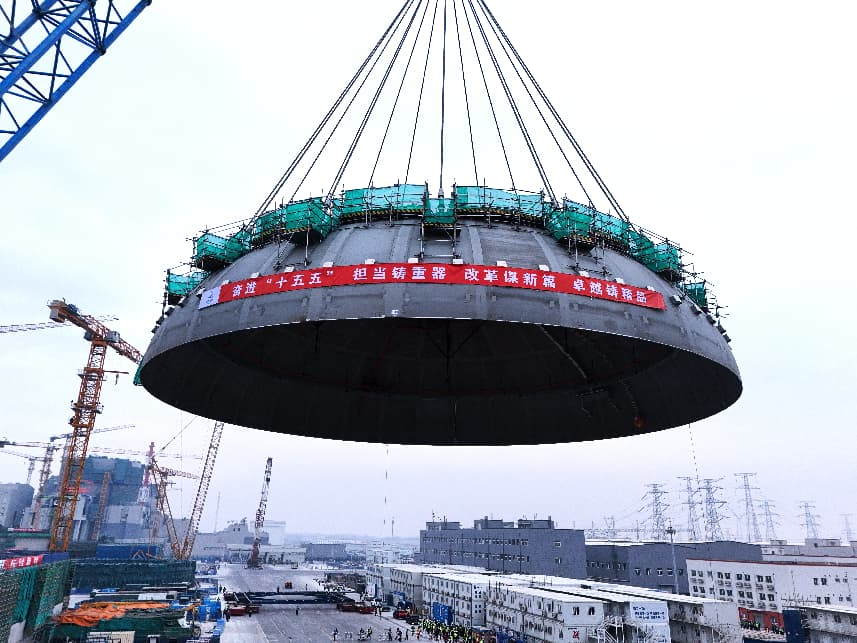 2月10日上午，820余吨重的核岛钢制安全壳顶封头吊装作业开始。中核辽宁核电有限公司供图