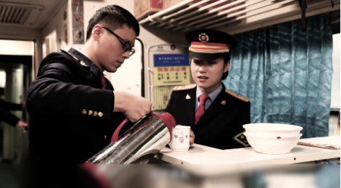 新春走基层｜一杯热水，暖了几十年归途