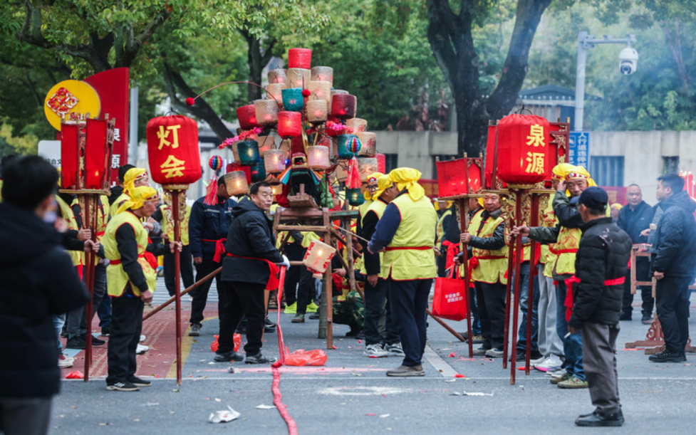 浙江金华:板凳龙迎元宵-新华网