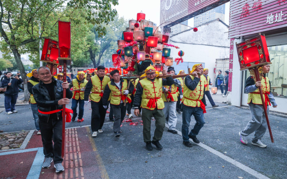 浙江金华:板凳龙迎元宵-新华网