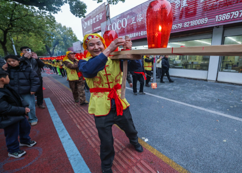 浙江金华:板凳龙迎元宵-新华网