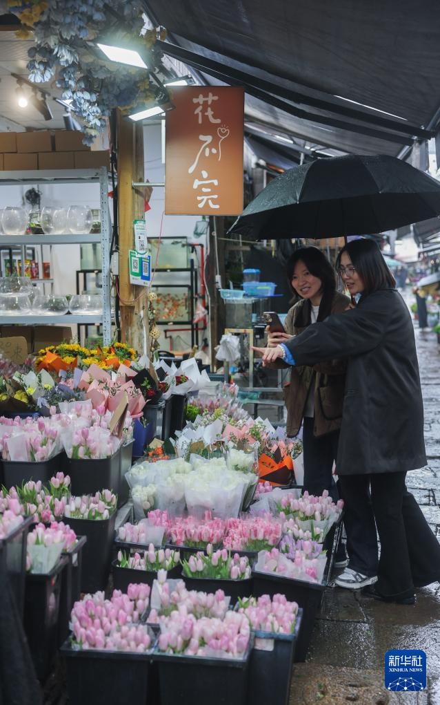 浙江嘉兴:月河古街迎来春日鲜花消费季