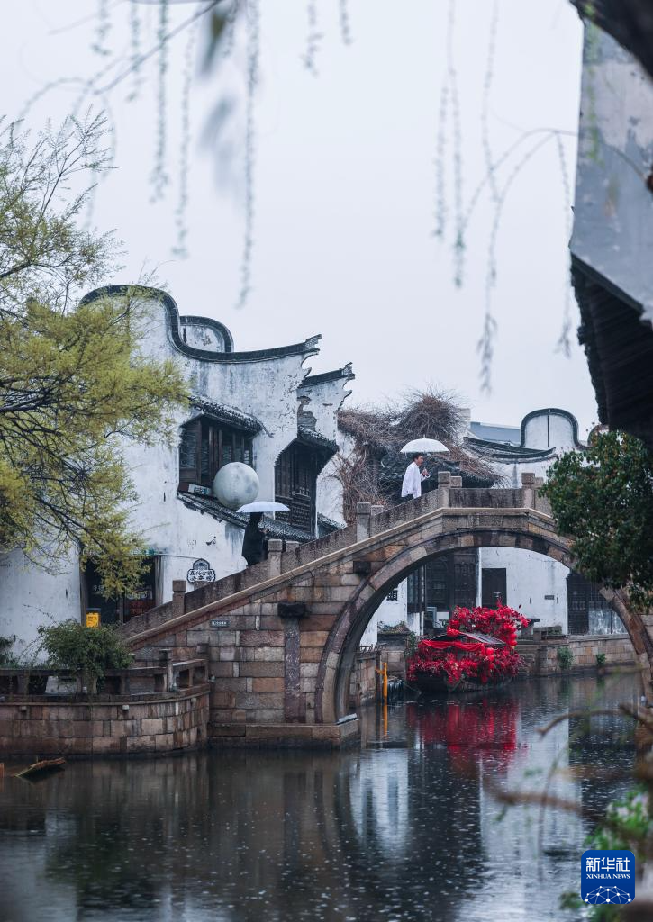 浙江嘉兴:月河古街迎来春日鲜花消费季