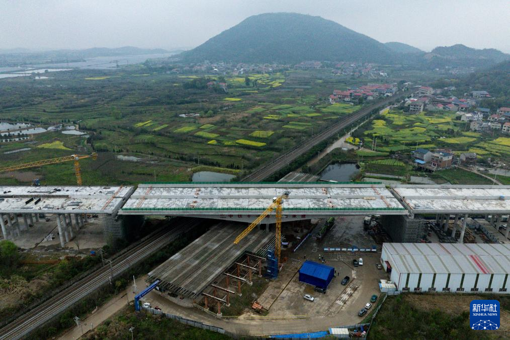 湖北:2.6万吨大桥成功转体