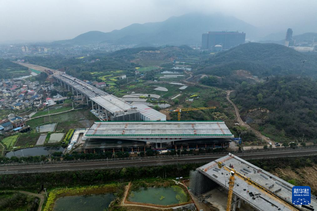 湖北:2.6万吨大桥成功转体