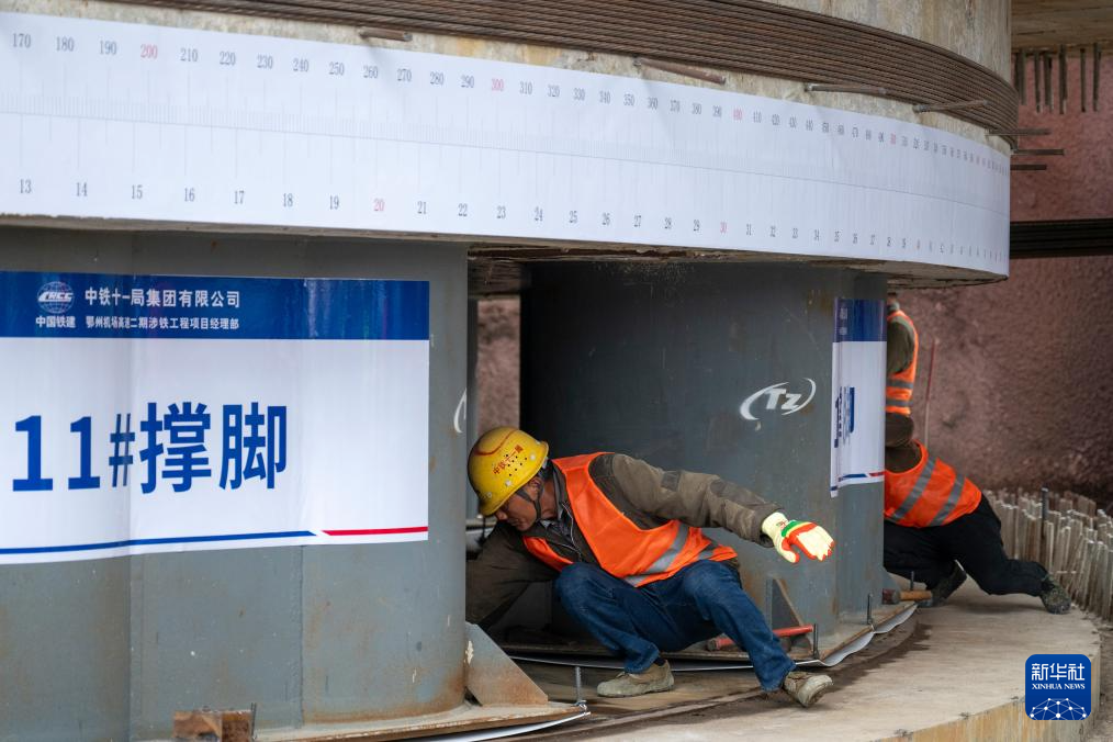 湖北:2.6万吨大桥成功转体